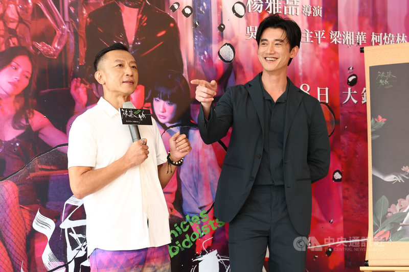 電影「破浪男女」預計6月底上映,14日在台北舉行記者會,導演楊雅喆(左)、演員吳慷仁(右)同台宣傳。中央社記者王騰毅攝 113年6月14日