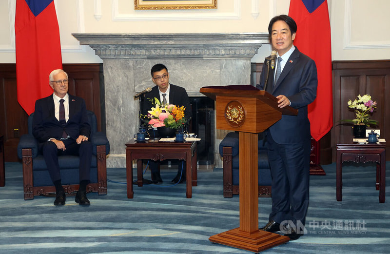 總統賴清德(右)14日上午在總統府接見捷克參議院首席副議長德拉霍斯(Jiří Drahoš)(左)訪團,賴總統表示,未來他將帶領台灣深化自由民主繁榮的外交,希望與訪團共同努力,守護共享的自由民主價值,創造彼此國家的繁榮發展。中央社記者郭日曉攝 113年6月14日
