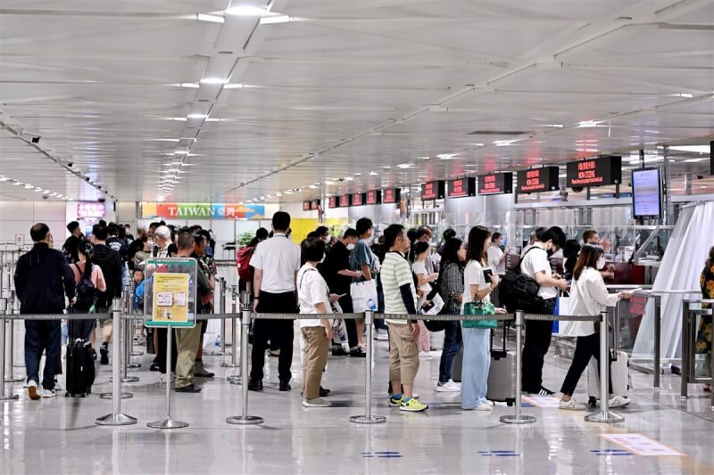 圖為桃園機場入境查驗區排隊人潮。（中央社檔案照片）