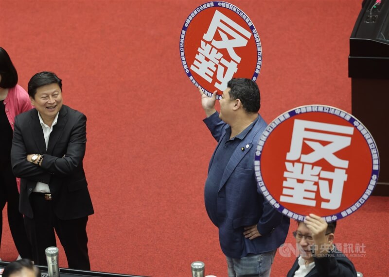 國民黨立委游顥(右2)、馬文君等提出為救國團解套的政黨及其附隨組織不當取得財產處理條例修正草案,14日經由表決付委審查。國民黨團下達甲級動員,國民黨立法院黨團總召傅崐萁(左)與黨籍立委出席表決,手舉「反對」標語提醒按鈴。中央社記者裴禛攝 113年6月14日