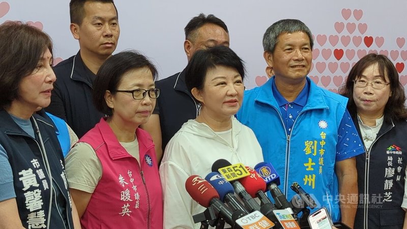 歐洲在台商務協會(ECCT)13日舉辦歐洲日晚宴,台中市長盧秀燕(前中)14日表示,台中是國際大城,平常除市政工作外,跟各國使館或經貿單位,都應該要多多交流,讓大家更認識台中。中央社記者蘇木春攝 113年6月14日