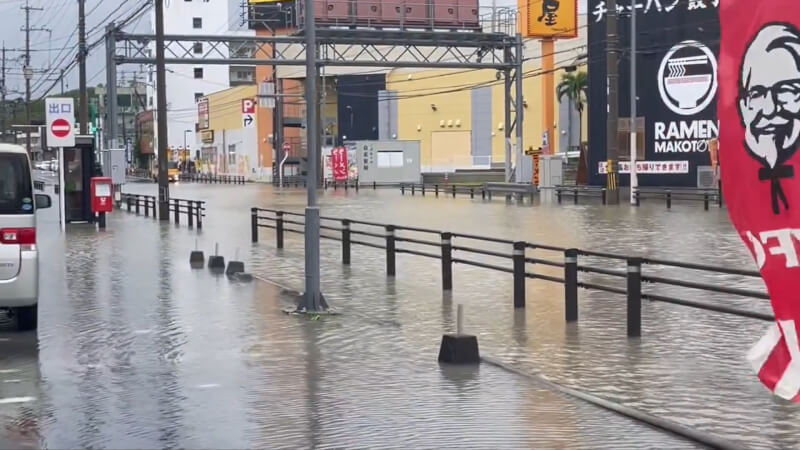 沖繩14日降下大雨，出現道路淹水災情。（圖取自x.com/localOKINAWA）