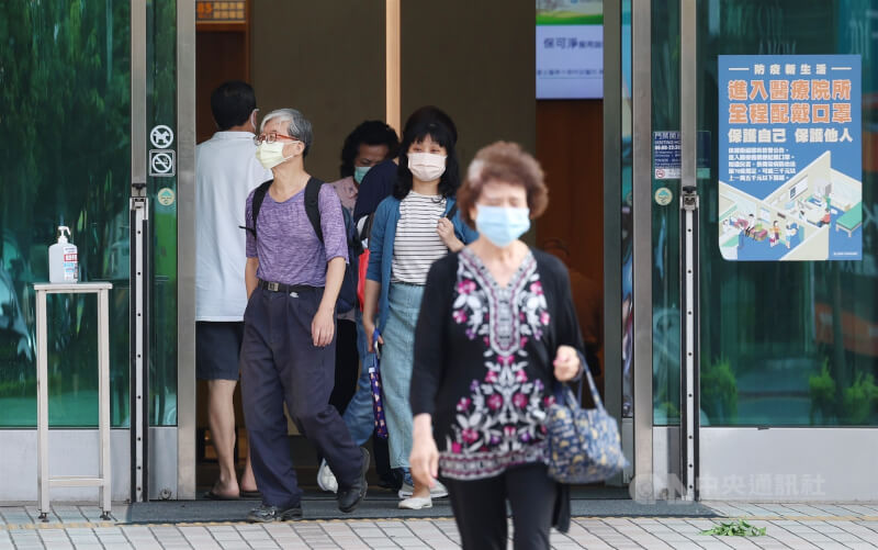 圖為5月民眾戴口罩進出台北醫學大學附設醫院。（中央社檔案照片）