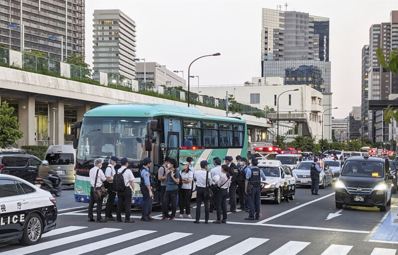 東京都港區港南14日傍晚，一輛物流公司巴士內發生砍人事件，一名20多歲中國留學生遭30多歲的中國留學生砍傷，警方趕至現場處理。（共同社）