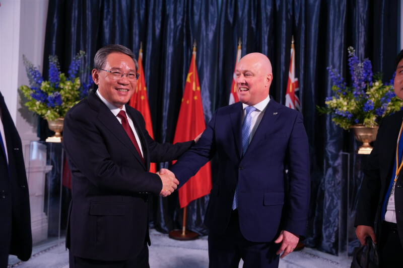 中國國務院總理李強（左）13日與紐西蘭總理盧克森（右）會談。（圖取自x.com/chrisluxonmp）