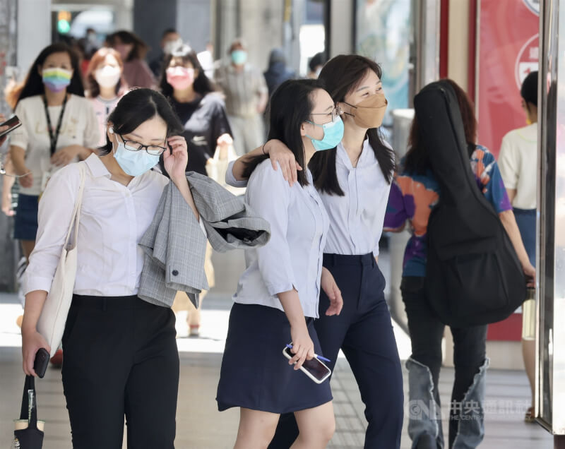 圖為台北市中正區上班族。（中央社檔案照片）