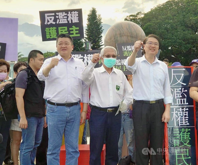 民進黨「反濫權、護民主」全台宣講首發場，14日下午在花蓮東大門夜市石來運轉廣場前登場，民進黨秘書長林右昌呼籲藍白支持覆議。中央社記者溫貴香花蓮攝 113年6月14日