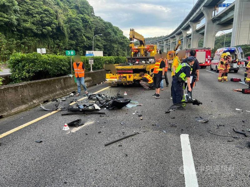 國道1號南下38公里林口段15日凌晨發生2車碰撞，但拖吊車前往處理時，遭後方1台自小客車追撞，車子零件四散，自小客車駕駛送醫不治，2名乘客受傷，詳細肇事原因待進一步釐清。（翻攝照片）中央社記者楊侃儒傳真  113年6月15日