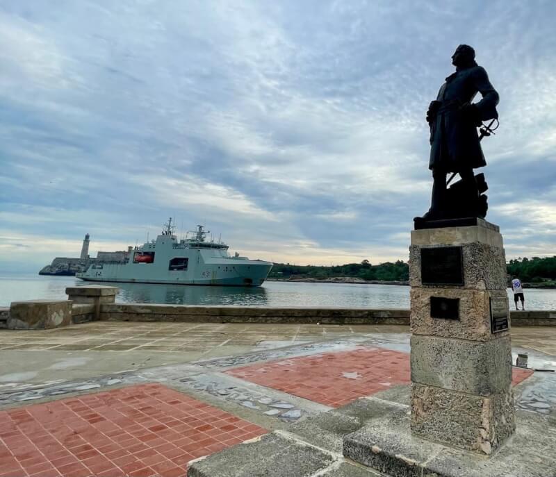 加拿大一艘海軍巡邏艦14日駛入古巴哈瓦那港。（twitter.com/CanEmbCuba）