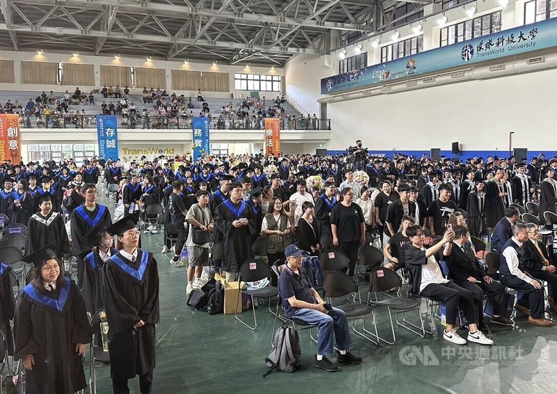 環球科技大學將於2024年7月31日正式退場,15日下午舉辦最後一屆畢業典禮,畢業生出席踴躍,也帶著家人一同參與。中央社記者黃國芳攝 113年6月15日