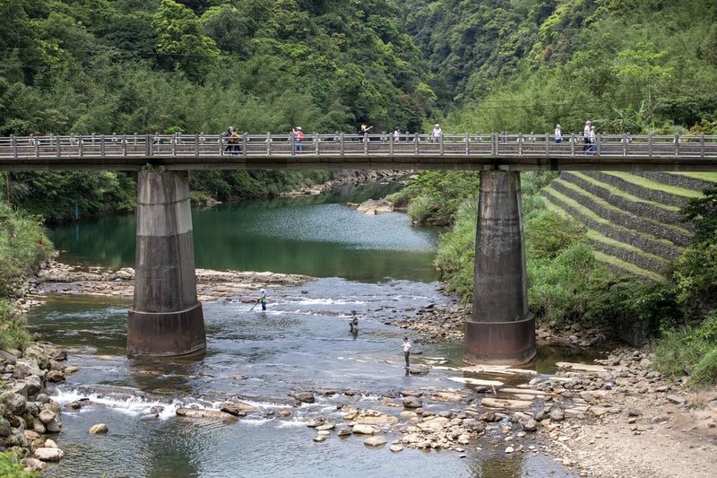 圖為觀光客行走鐵路橋梁便道。（民眾萬先生提供）中央社記者黃旭昇新北傳真 113年6月15日