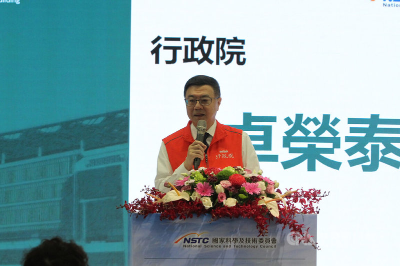 行政院長卓榮泰15日前往台南沙崙智慧綠能科學城視察,他致詞表示,南部過去是工業重鎮,現在已成為智慧產業區域,政府將持續努力協助將AI科技導入公部門及各大、小企業,讓人民感到生活改變及幸福感。中央社記者楊思瑞攝  113年6月15日