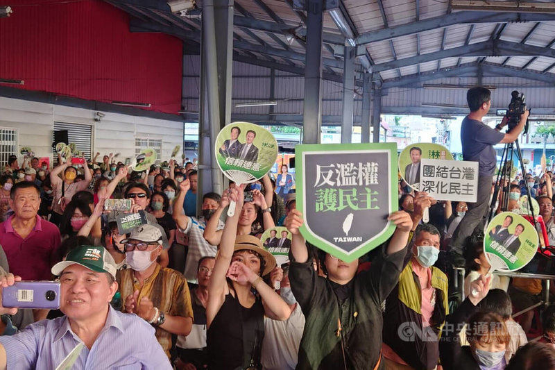 國會職權修正法案覆議案21日將表決,民進黨台南市黨部15日下午在東區關帝殿前廣場舉辦「反濫權、護民主」宣講活動,吸引大批支持者到場參與。中央社記者楊思瑞攝 113年6月15日