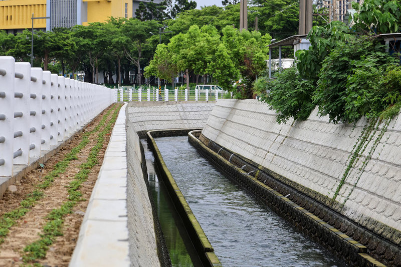 台中市水利局辦理「中興大排護岸改善治理工程」，6月將完工，可有效改善附近易淹水問題，也可兼顧排水防洪及美化十五期重劃區周遭環境。（台中市水利局提供）中央社記者趙麗妍傳真  113年6月15日