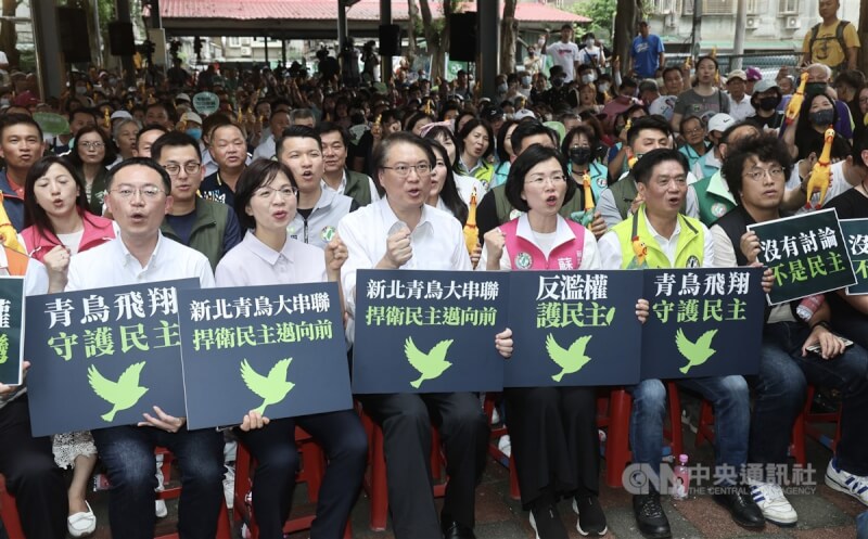 民進黨秘書長林右昌（前左3）、新北市黨部主委蘇巧慧（前右3）及同黨立委沈伯洋（前右）等人15日下午在新北市土城區出席「反濫權、護民主」宣講活動，眾人齊呼口號造勢。中央社記者張皓安攝　113年6月15日