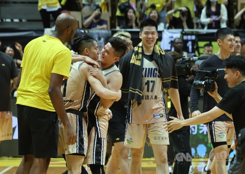 國王靠著陣中林書緯(左2)關鍵三分球助隊險勝,隊友紛紛上前擁抱慶祝。中央社記者趙世勳攝 113年6月15日
