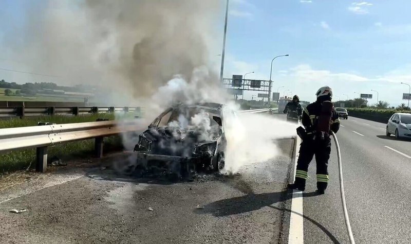 台中市張姓男子15日向友人借車載兒子跟家人前往高雄的大學參加甄試，行經國道1號嘉義段，車子突然冒煙起火，一家4人驚險逃出，幸無人傷。（嘉義市消防局提供）中央社記者黃國芳傳真  113年6月15日