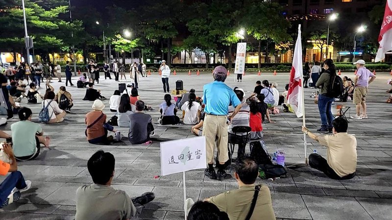 立法院21日將進行國會職權修法覆議案表決，台中市政府前廣場15日晚間劇集許多民眾，延續響應「青鳥行動」，現場有人高舉「退回重審」標語。（民眾提供）中央社記者趙麗妍傳真  113年6月15日