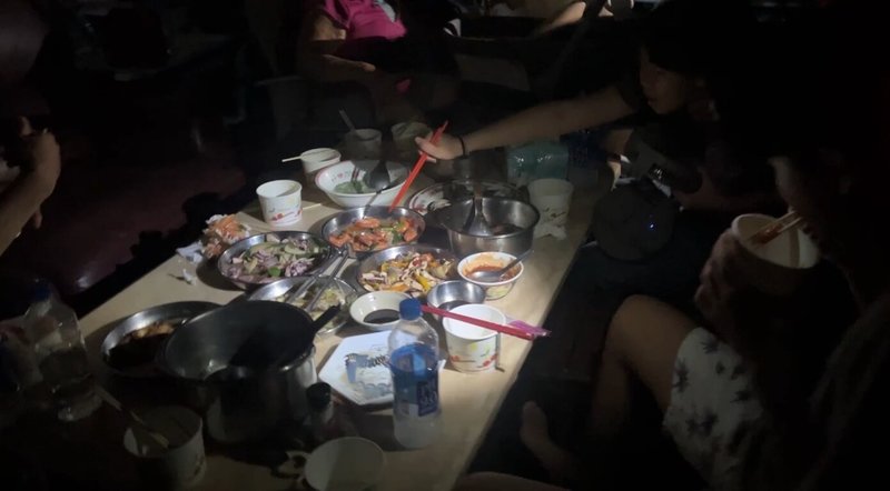 屏東縣離島小琉球15日在晚餐時刻突然停電約1小時，不少人都摸黑用餐。台電獲報派員查修，經查為假日人潮致瞬間負載突升、保護設備跳脫所致，搶修後已在晚間8時31分全數復電。（民眾提供）中央社記者黃郁菁傳真 113年6月15日