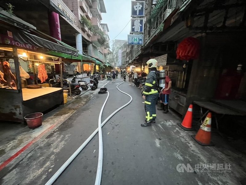 台北市大安區通化街1棟住商大樓16日凌晨發生火警，警消獲報立即派遣人車到場搶救，其中1名9旬老婦送醫搶救仍不治。（翻攝照片）中央社記者黃麗芸傳真  113年6月16日