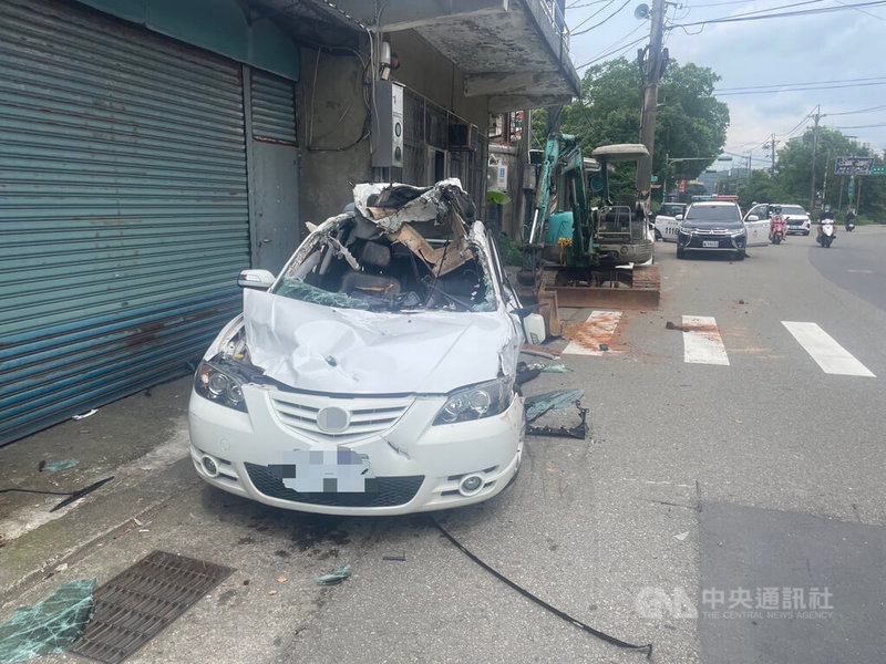 桃園市龍潭區一名男子16日上午疑似與妻子爭吵,酒後駕駛小型挖土機,砸毀自己停放於民宅前車輛,被依涉及公共危險罪移送地檢署偵辦。(翻攝照片)中央社記者吳睿騏桃園傳真 113年6月16日