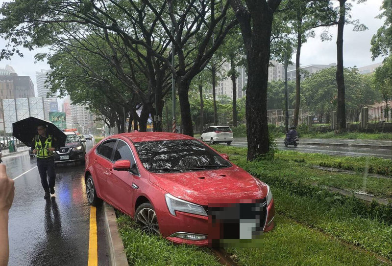 黃姓女子16日中午開車行經高雄市左營區大順一路、龍德新路前時，疑因出門前吃感冒藥導致暈眩恍神，將車輛駛入輕軌軌道區內，1顆輪胎卡在輕軌緣石外無法動彈。（高雄市政府警察局捷運警察隊提供）中央社記者張已亷傳真  113年6月16日