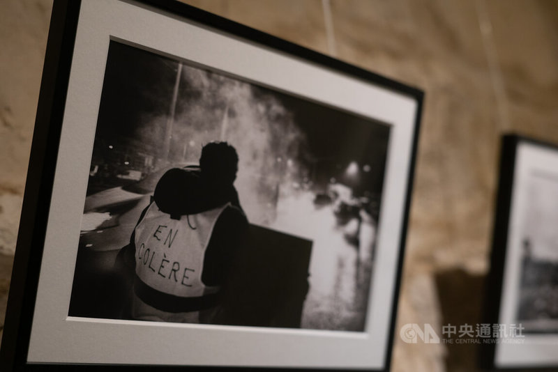 纪念香港反送中5周年，旅法台人Shirley Weng于15日在巴黎举办「云雾中」版画ｘ摄影展，以香港反送中运动与法国黄背心运动为题。图为法国摄影家勒高尔（Brice Le Gall）在法国黄背心运动现场所拍摄的黑白摄影作品。中央社记者李若韵巴黎摄  113年6月16日