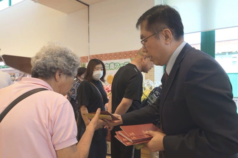日本老字號TSURUYA(鶴屋)超市連2年採購台南芒果等上架販售,台南市長黃偉哲(右)16日前往鶴屋超市位於群馬縣前橋市分店關心販售情形,並向當地民眾推廣台南400觀光。(台南市政府提供)中央社記者楊思瑞台南傳真 113年6月16日