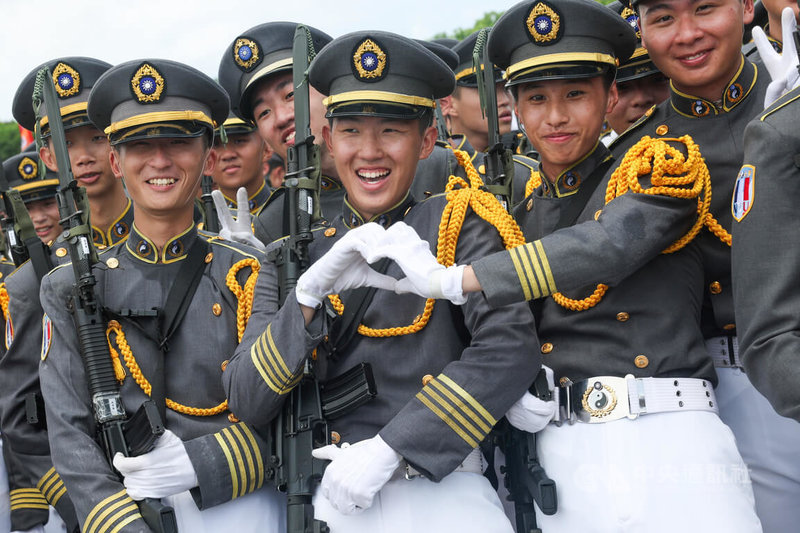 適逢黃埔軍校建校百年,位於高雄鳳山、承襲黃埔軍校傳統的陸軍官校今年擴大舉辦校慶活動,軍校生16日在典禮結束後開心合影留念。中央社記者吳家昇攝 113年6月16日