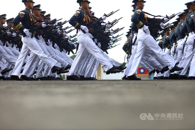 陸軍官校16日舉辦百年校慶,並由學生連踢正步。中央社記者游凱翔高雄攝 113年6月16日