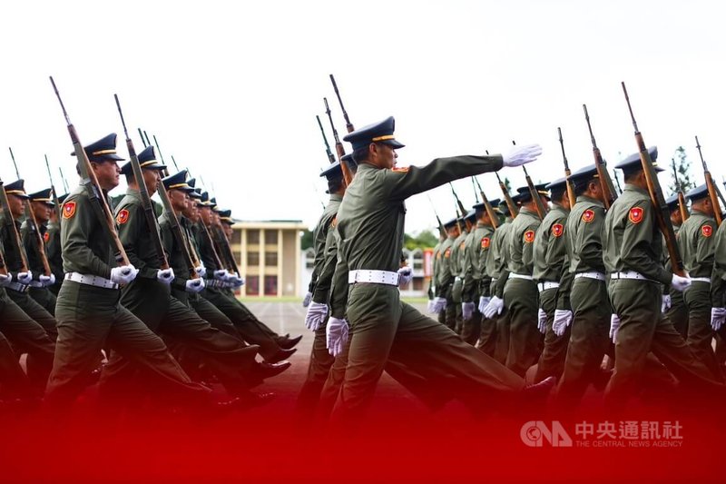 陸軍官校16日舉辦百年校慶，不少畢業多年的老學長特地返校踢正步，慶祝歷史一刻。中央社記者游凱翔高雄攝 113年6月16日