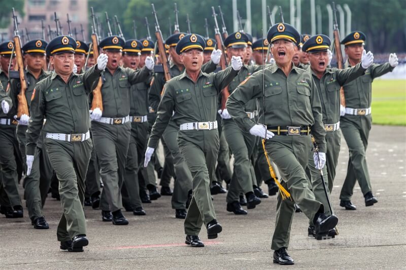 陸軍官校校友連踢正步經過觀禮台。中央社記者吳家昇攝 113年6月16日
