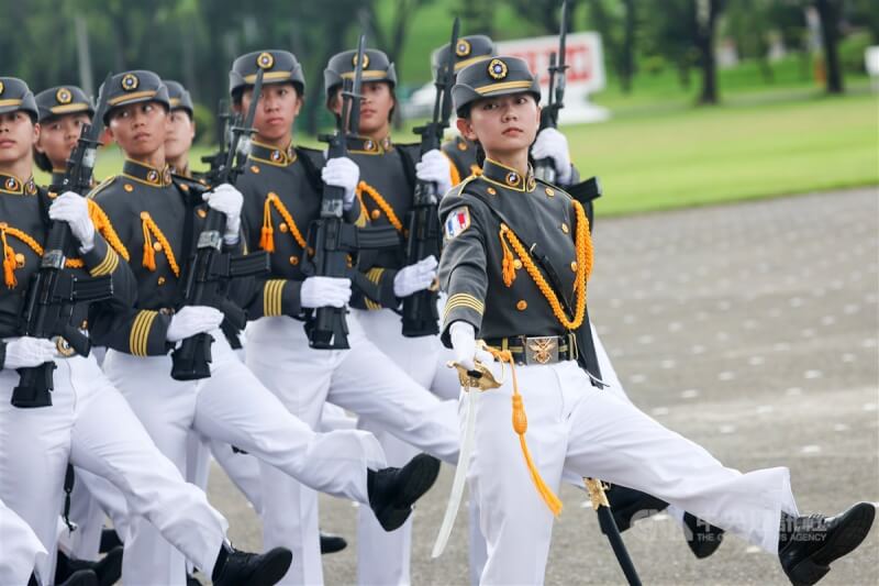 國防大學女性官校生組成2個正步連參與「踢正步」,經過觀禮台。中央社記者吳家昇攝 113年6月16日