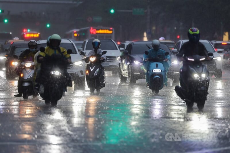 中央氣象署16日下午發布大雨特報，並針對新北市7處、屏東縣2處發布山區暴雨災防告警；另外北北基、高屏地區慎防大雷雨。圖為台北市信義區下起大雨，騎士冒雨前行。中央社記者裴禛攝 113年6月16日