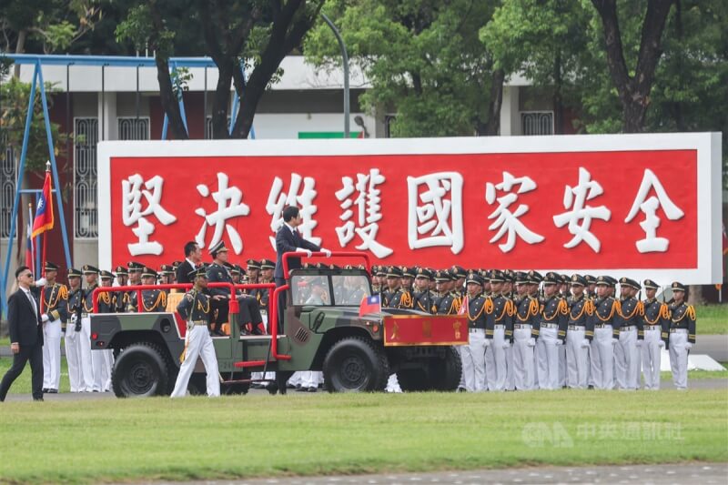 總統賴清德(中,車上站立者)16日上午在陸軍官校出席「黃埔建校100週年校慶活動」,親自校閱地面部隊。中央社記者吳家昇攝 113年6月16日