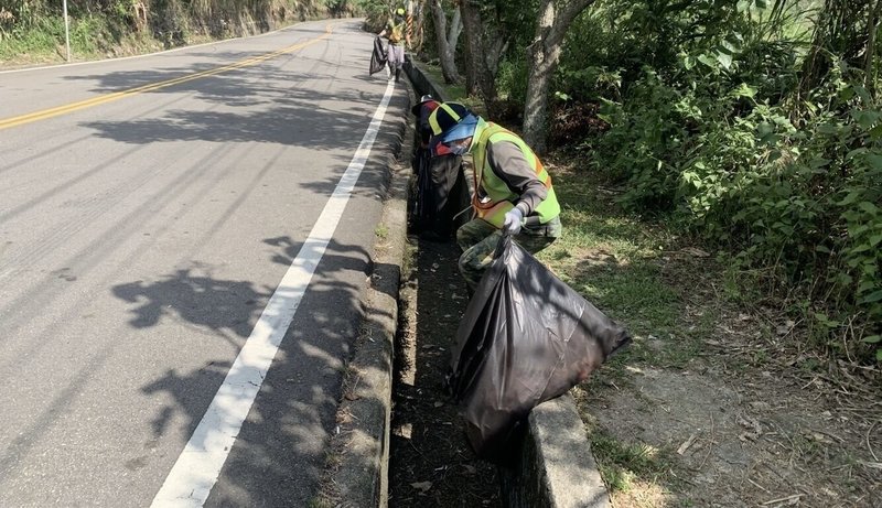 台中市136市道是穿越台中市太平區與南投縣國姓鄉的道路，台中市環保局16日宣布，除持續清理環境，也已架設24小時監視器，加強取締亂丟垃圾行為。（台中市政府提供）中央社記者郝雪卿傳真  113年6月16日