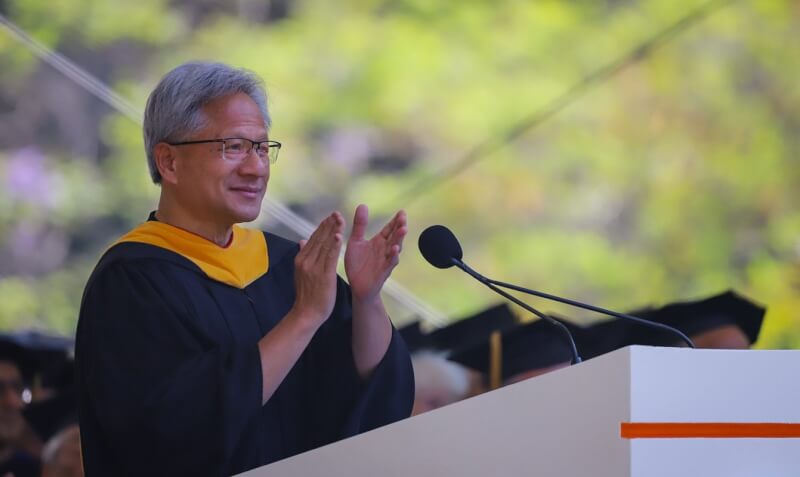 辉达执行长黄仁勋14日在加州理工学院毕业典礼致词。（图取自加州理工学院网页caltech.edu）