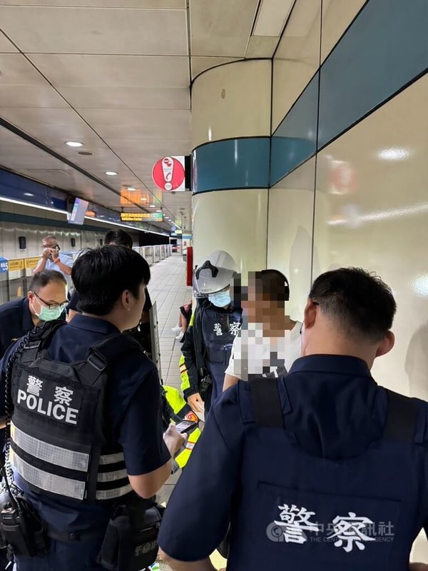 王姓工人16日傍晚自台北捷運板南線海山站上車後,拿出長約25公分銼刀磨銅塊,旅客見狀驚慌透過對講機通報,警方隨即趕往府中站逮人。(翻攝照片)中央社記者高華謙傳真 113年6月16日