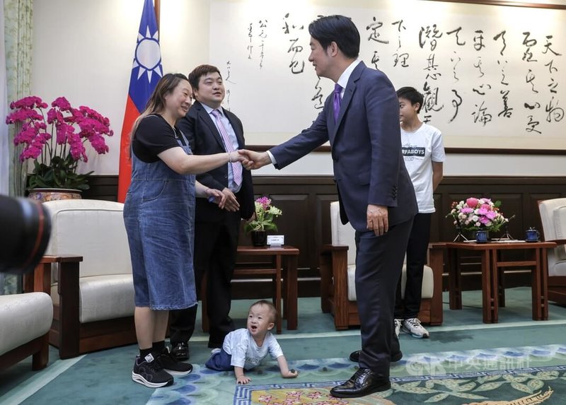 總統賴清德(前右)17日在總統府接見萬里國中第一名畢業生許顥騰一家,並當面鼓勵許顥騰實現理想,順利考上理想學校,成為一名出色的機器人工程師。中央社記者裴禛攝 113年6月17日