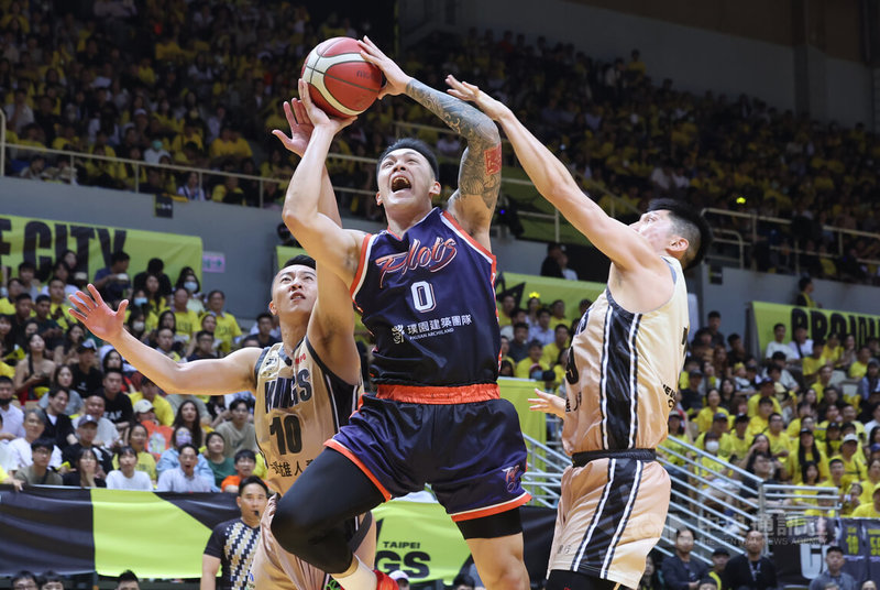 台灣職籃P.LEAGUE+新北國王與桃園璞園領航猿17日進行總冠軍賽第4戰,領航猿陣中周儀翔(中)率隊抗衡,整場拿下9分,可惜最終以82比90吞敗。中央社記者趙世勳攝 113年6月17日