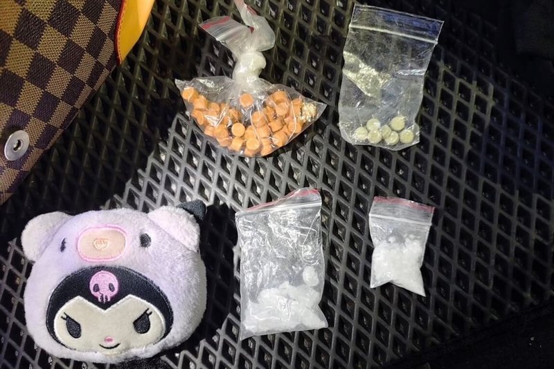 航空警察局17日表示,12日在桃機驅趕違停車輛時,發現接機的許姓駕駛人形跡可疑,上前盤查發現許男因涉嫌毒品危害防制條例通緝在案,員警在搜索過程中,更於後車廂及車內隨身包中,分別發現大量結晶粉末及不明藥丸,許男雖辯稱是中藥粉仍遭航警識破。(航空警察局提供)中央社記者吳睿騏桃園機場傳真 113年6月17日