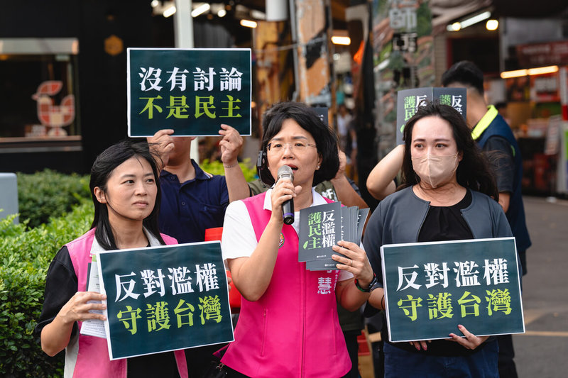 立法院21日將表決行政院對國會職權修法提出的覆議案，民進黨新北市黨部主委蘇巧慧（前中）17日與市議員鄭宇恩（前左）、前立委呂孫綾（前右）在淡水老街徒步發放文宣、定點短講。（民進黨新北黨部提供） 中央社記者高華謙傳真  113年6月17日