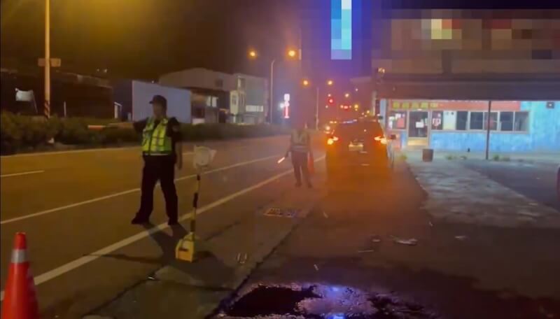 屏東一間釣蝦場15日晚間發生殺人命案,警方為防制治安事件發生,加強夜間臨檢。(屏東縣警察局提供)中央社記者李卉婷傳真 113年6月17日