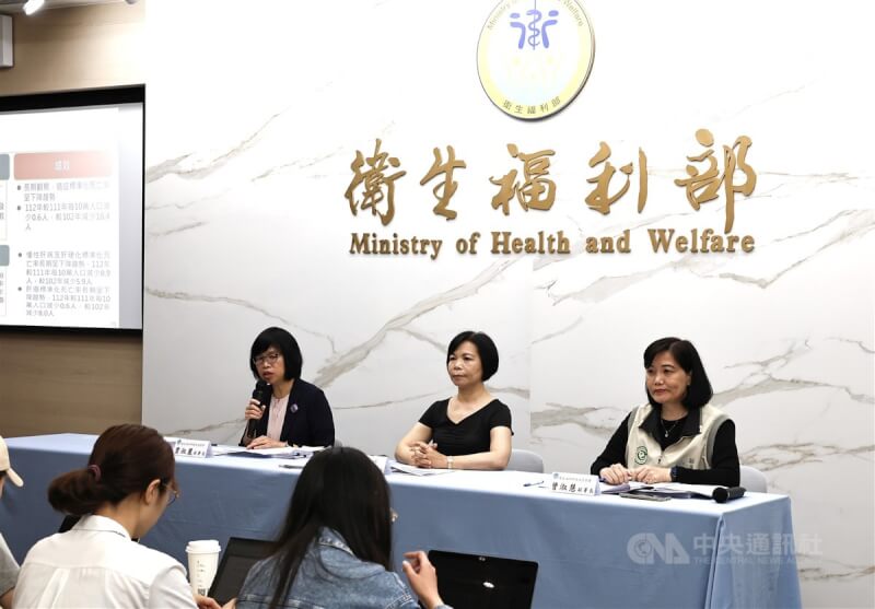 衛福部17日舉行記者會公布112年國人死因統計結果,衛福部統計處長李秋嬿(後中)、國健署副署長賈淑麗(後左)、疾管署副署長曾淑慧(後右)出席說明。中央社記者翁睿坤攝 113年6月17日