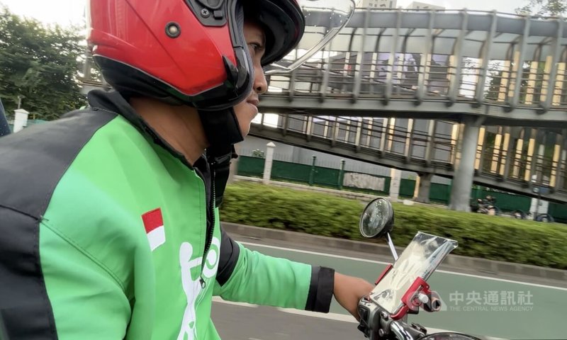 许多印尼民众对Gojek司机身上的绿外套印象深刻，但很少人知道外套的布料出自台湾工厂。中央社记者李宗宪雅加达摄  113年6月17日