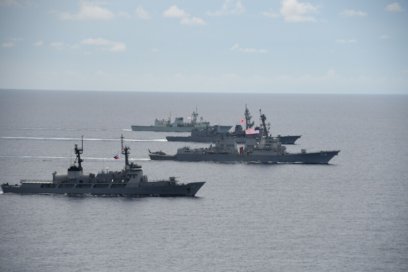 圖為日本、菲律賓、美國、加拿大海軍4國海軍6月16日在南海聯合演習。（圖取自x.com/JMSDF_SDF）