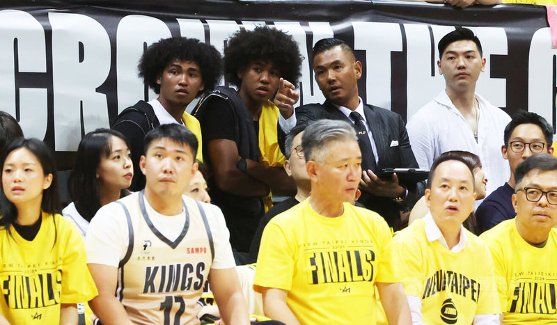 台灣職籃P.LEAGUE+新北國王隊17日在主場新莊體育館迎來總冠軍賽第4戰,繼續交手桃園璞園領航猿隊,台美混血兄弟檔賀丹(Adam Hinton)(後左1)、賀博(Robert Hinton)(後左2)也到場觀賽。中央社記者趙世勳攝 113年6月17日