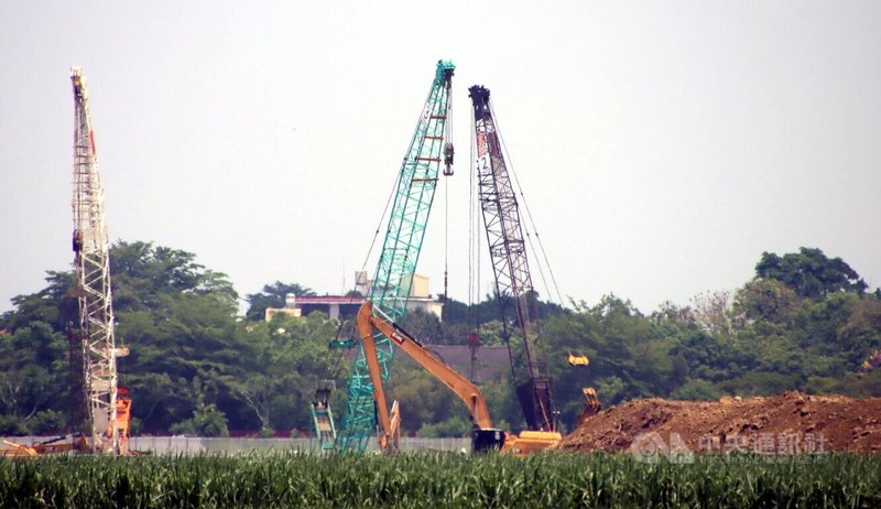 台積電先進封裝廠（CoWoS）進駐嘉義科學園區5月已動工，但日前挖到疑似遺址，經6月初召開文資審議會，根據文資法規定，擬定搶救計畫，P1廠目前先暫停施工。中央社記者黃國芳攝 113年6月17日