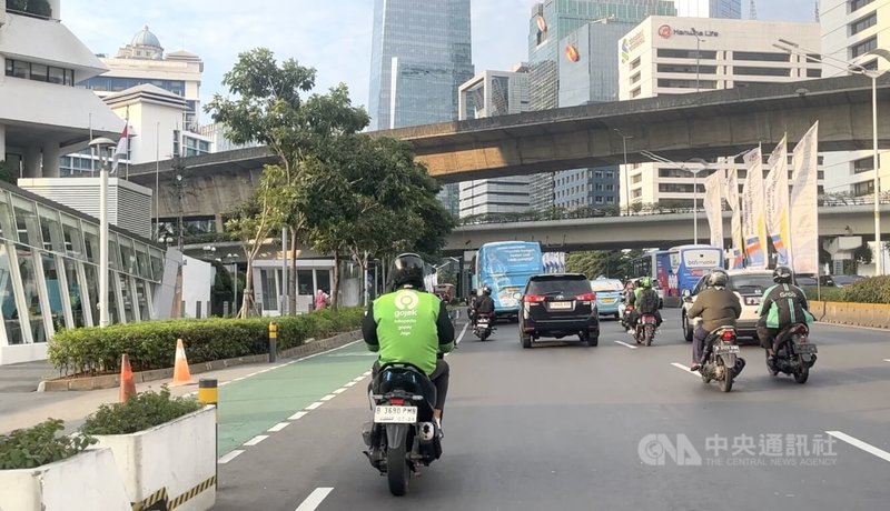 印尼各大城市都能看到，身穿绿外套的Gojek摩托车司机穿梭在大街小巷。中央社记者李宗宪雅加达摄  113年6月17日