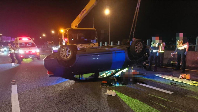 國道3號北上彰化路段16日晚間發生小轎車翻車意外，黃女駕駛自小客車失控撞內側護欄後翻車，黃女傷重送醫搶救仍宣告不治。（民眾提供）中央社記者吳哲豪傳真  113年6月17日